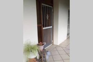 哈里史密斯Oppihoek 2 A place where you can relax and unwind.的房子前面有盆栽的大门