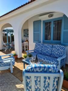 uma sala de estar com mobiliário azul e branco num pátio em Villa Arbocers em Cala Blanca