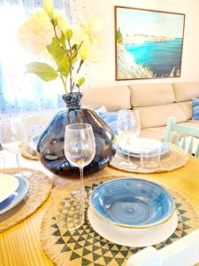 tavolo da pranzo con bicchieri e vaso con fiori di Villa Arbocers a Cala Blanca