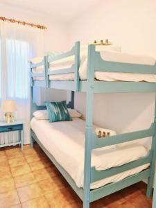 - une chambre avec 2 lits superposés dans l'établissement Villa Arbocers, à Cala Blanca