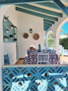 una sala da pranzo con tavolo blu e bianco di Villa Arbocers a Cala Blanca