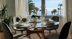 a dining room with a glass table with a view of the ocean at Cor de Vinaròs in Vinarós