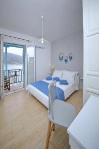 1 dormitorio con cama y vistas al océano en Molos House, en Skopelos Town