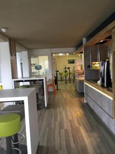 una oficina con mesas y sillas y una cocina en ibis budget Rochefort, en Rochefort