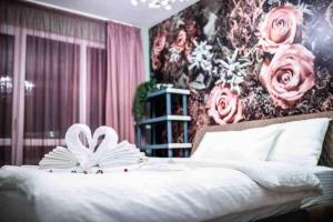 ein Schlafzimmer mit einem Bett mit einer Blumenwand in der Unterkunft A&K COZY ART Studio 1 in Warna