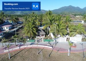 uma vista aérea do resort com palmeiras em Casa Matanchen, privada a pie de playa & kaayaks em San Blas