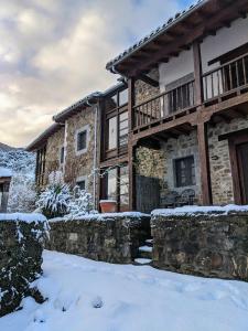 Pesaguero-La ParteにあるOlmares Apartamento Picos de Europaの雪の石造りの家