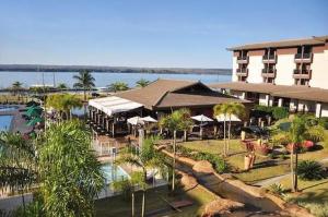 un complejo con piscina y un edificio en Flat Life Resort com vista do Lago en Brasilia