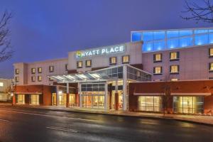 um edifício com uma placa que lê o local de espera em Hyatt Place Portland Airport/Cascade Station em Portland