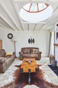 a living room with couches and a coffee table at Albert Lodge in Leominster