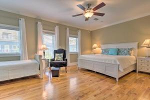 Voodi või voodid majutusasutuse Santa Rosa Beach Haven with Rooftop and Pool Access toas +29 fotot