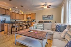 Köök või kööginurk majutusasutuses Santa Rosa Beach Haven with Rooftop and Pool Access