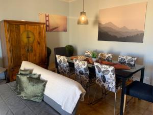 comedor con mesa y sillas en Dream Homely, en Santa Cruz de Tenerife