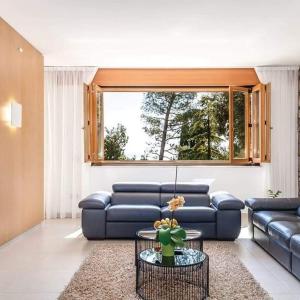 una sala de estar con un sofá y una mesa en Apartman Villa Pećine, en Rijeka