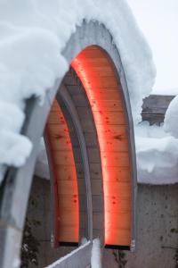 Dos arcos en un edificio con nieve. en Art-Apartments Kartnaller superior, en Neustift im Stubaital