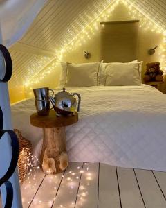 a bedroom with a bed with lights on it at Casa De Palmas - Tiny house in Alkmaar