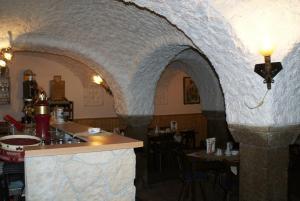 JindřichoviceにあるApartmány-Zámecký Restaurantの石造りのアーチ道のレストランのバー