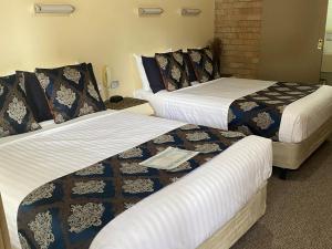 een hotelkamer met 2 bedden in een kamer bij Marriott Park Motel in Nowra