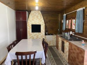 cocina con mesa y sillas en una habitación en Pousada da Z, en Urubici