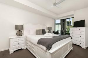 una camera da letto bianca con un letto e una TV di Waterfront Melbourne Apartments a Melbourne Altre 131 foto