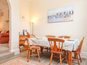 Badbury Lodge في ويماوث: غرفة طعام مع طاولة وكراسي