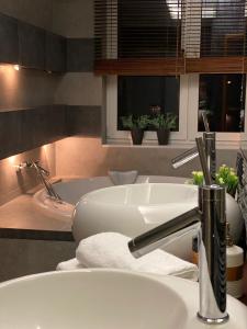 łazienka z umywalką i wanną w obiekcie Family & Business Sauna Apartments Klonowa nad Zalewem, Unikat SPA - 2 Bedroom with Private Sauna, Jacuzzi, Air Conditioning, Garage - The Highest Standard! w Kielcach +37 zdjęć