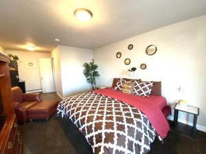 A bed or beds in a room at Roundtop Mountain Vista - Cabins and Motel