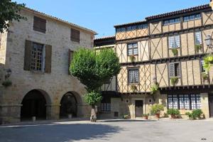 un grande edificio in pietra con un albero di fronte di MAISON DE NOSTRADAMUS*** OCCITANIE INSOLITE ad Alet-les-Bains