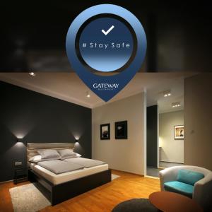 um quarto com uma cama e um relógio na parede em Gateway Budapest City Center em Budapeste