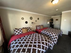 A bed or beds in a room at Roundtop Mountain Vista - Cabins and Motel