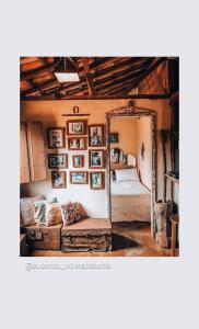 een woonkamer met een bed en een spiegel bij Diamantina, Curralinho (Extração) in Diamantina