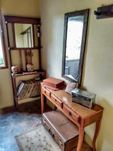 een kamer met een houten tafel en een spiegel bij Diamantina, Curralinho (Extração) in Diamantina