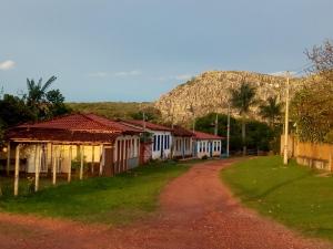 een rij huizen met een berg op de achtergrond bij Diamantina, Curralinho (Extração) in Diamantina