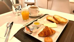 una bandeja con tostadas, pan y una taza de café en Hotel Rio Arga, en Zaragoza
