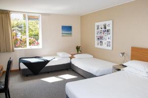 Methven Resort في ميثفين: غرفة فندقية بسريرين ونافذة