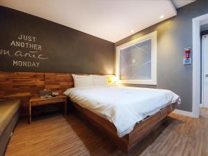 Un dormitorio con una cama grande y una ventana en Casual House Sono, en Daegu