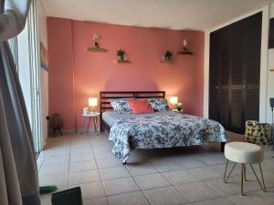 Ένα ή περισσότερα κρεβάτια σε δωμάτιο στο Cond. St. Tropez