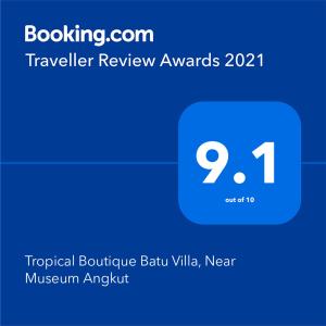 Captura de pantalla de un teléfono con los premios de revisión de texto en Tropical Boutique Batu Villa, Near Museum Angkut, en Batu