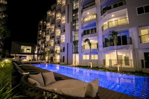 Swimming pool sa o malapit sa Mantra Beach Condominium Suite - Mae Phim