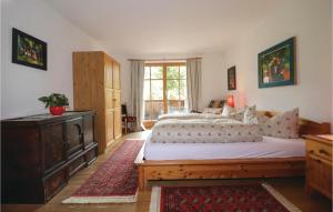 Un pat sau paturi într-o cameră la Amazing Apartment In Alpbach With 2 Bedrooms And Wifi