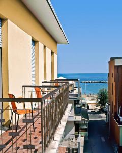 ベッラーリア・イジェア・マリーナにあるHotel Turaのビーチの景色を望むバルコニー(椅子付)
