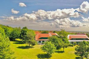 eine Luftansicht eines Gebäudes auf einem Feld mit Bäumen in der Unterkunft Strandnahe Ferienwohnung Rügen in Dranske