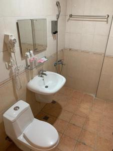 bagno con servizi igienici bianchi e lavandino di Advanced Homestay a Ji'an