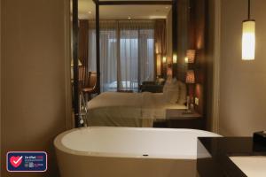 Uma casa de banho em The Luxton Cirebon Hotel and Convention