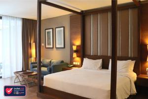 Uma cama ou camas num quarto em The Luxton Cirebon Hotel and Convention