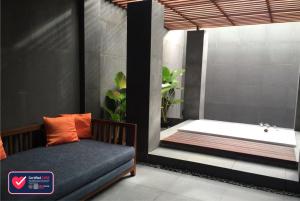 Uma cama ou camas num quarto em The Luxton Cirebon Hotel and Convention