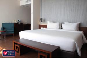 Uma cama ou camas num quarto em The Luxton Cirebon Hotel and Convention