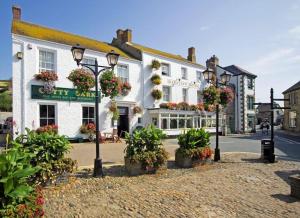 a street with a building with flowers on it at Marazion Hotel in Marazion