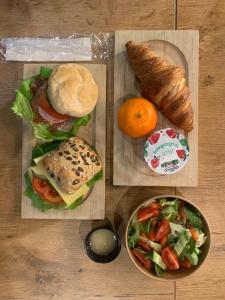 Jedlo v ubytovaní bed & breakfast alebo blízkom okolí