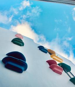 un grupo de rocas de diferentes colores en la parte superior de un pastel en 墾丁大街Kenting Night Market-福賓別館 Fu Bin Inn, en Kenting